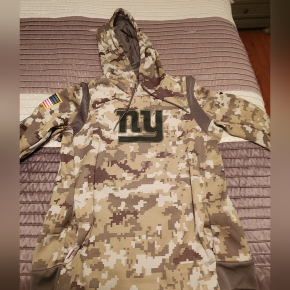 NFL Tops - Limited edition Giants Camo hood.